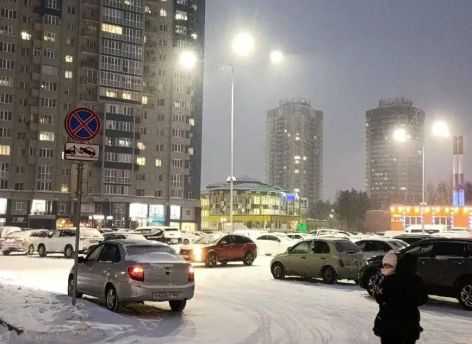 Подрядчик подсветил новую паркову у поликлиники №4 в Сургуте