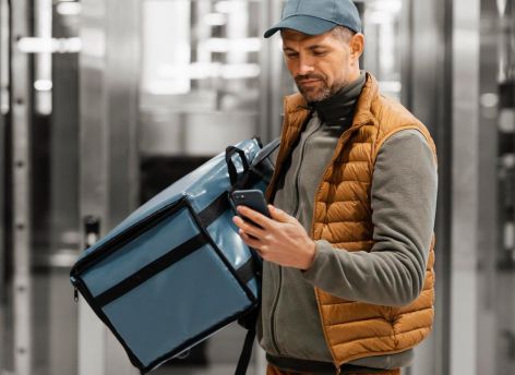 Курьерам в Югре в 2025 году предлагали зарплаты почти в 80 тысяч рублей
