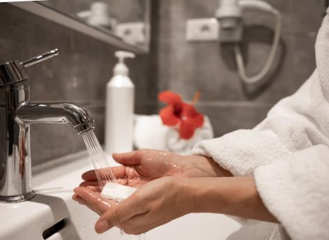 Почему зимой нельзя мыть руки горячей водой – объясняет эксперт