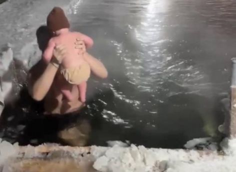 ​Годовалого ребенка окунули в прорубь в Сургуте. Медики предупредили о рисках и напомнили о правилах безопасного закаливания