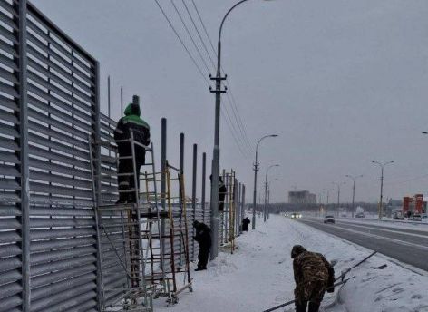 В Сургуте появилось новое ограждение вдоль Югорского тракта
