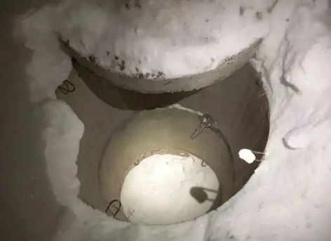 В Сургуте ребенок упал в открытый колодец на улице Университетской