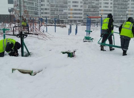 Власти Сургута после сигнала горожан демонтировали аварийную детскую площадку на улице Захарова