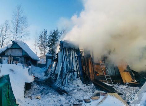 В дачном кооперативе Сургута сгорел дом ‒ погиб взрослый и ребенок