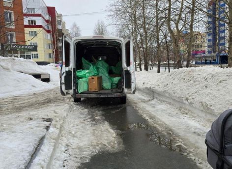 ​В Сургуте тротуар на Геологической превратился в дорогу для автомобилей