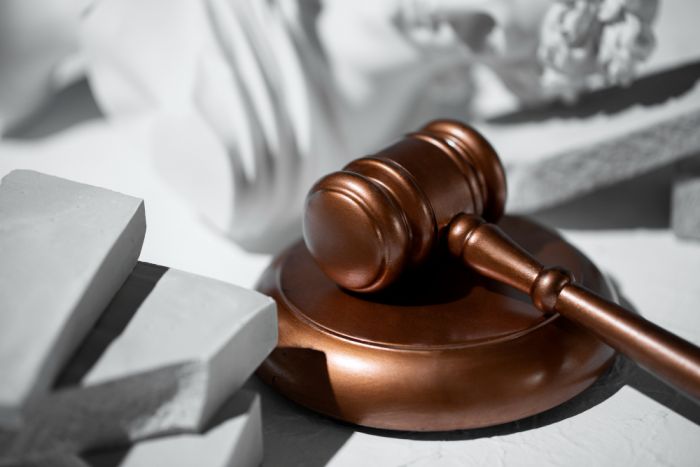 В Югре суд приговорил к ограничению свободы охранницу школы, куда ученик прошел с ножом, топором и пневматикой