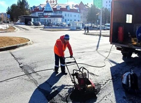 В крупнейших городах Югры дорожники вышли на ямочный ремонт после схода снега
