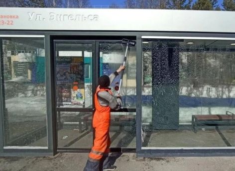 ​В Сургуте начали отмывать остановки после зимы