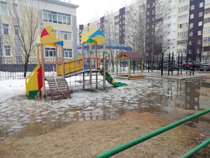 ​В Сургуте из-за таяния снега затопило детскую площадку ‒ УК проблему не решает