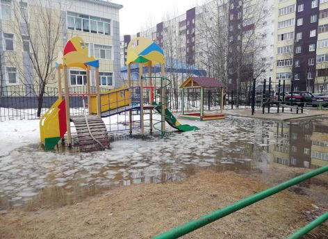 ​В Сургуте из-за таяния снега затопило детскую площадку ‒ УК проблему не решает