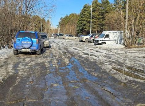 ​Жители Сургута просят обустроить дорогу у спортивной школы на набережной Ивана Кайдалова