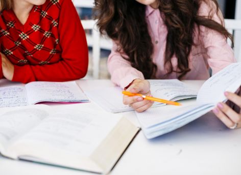 В Югре перед экзаменами вырос спрос на репетиторов − чаще ищут преподавателей по информатике и иностранным языкам