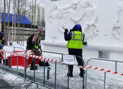 В Сургуте специалисты приводят в порядок городские мемориалы к 81-й годовщине Победы