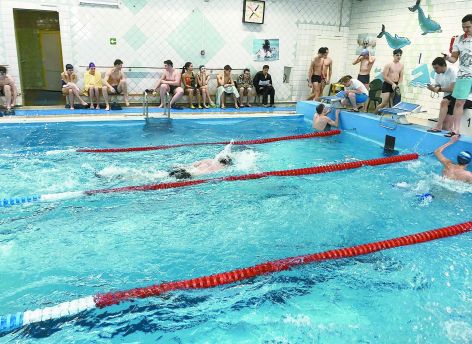 Депутаты Сургута потребовали объяснений по затянувшемуся ремонту бассейна «Дельфин»