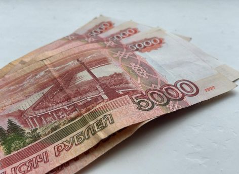 Жители Сургута начали экономить, несмотря на рост доходов