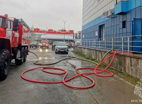 В Сургуте горел банный комплекс — спасатели эвакуировали почти 100 человек