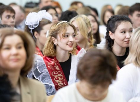 Родители в Югре тратят на выпуской своих детей больше, чем москвичи