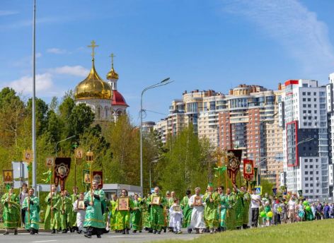 Тысячи сургутян прошли крестным ходом в День Святой Троицы
