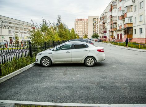 В Югре на 27% выросла собираемость штрафов за парковку на газонах и шум