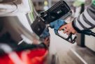 Жители Югры могут купить 1,9 тысячи литров бензина на среднюю зарплату