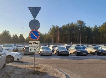 Неужели стихийную парковку у аэропорта нельзя было просто оставить, если никакой альтернативы город выработать не может?