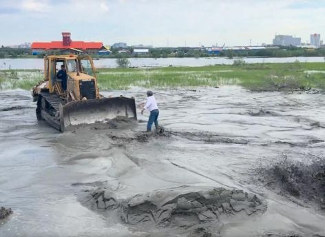 Евгений Барсов провел ночь у трубы и попытался остановить намыв песка рядом с аэродромом в Сургуте