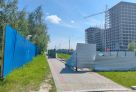 ​На улице Крылова в Сургуте восстановят поврежденное ограждение