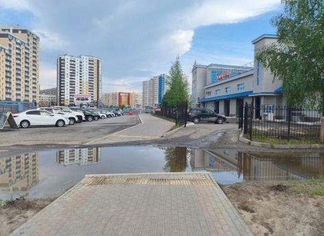 ​Провалы тротуара и отсутствие водоотвода: в мэрии Сургута объяснили, почему топит проспект Мира