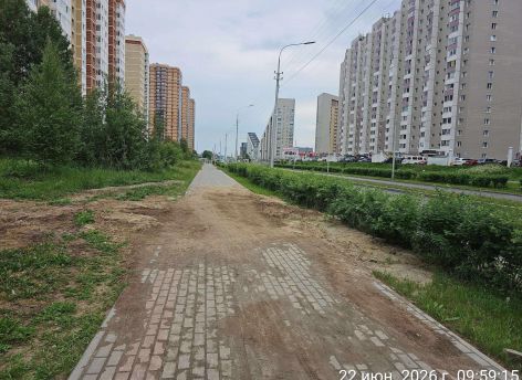 ​В Сургуте тротуар на улице Крылова до сих пор не восстановили после зимнего ремонта