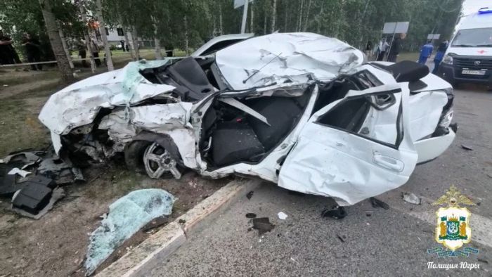 Ночью в Сургуте молодой водитель пытался проехать на красный и устроил ДТП — погибли два человека