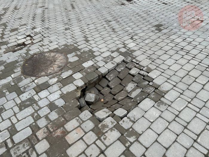 ​В Сквере Журналиста в Сургуте почти год проседает плитка