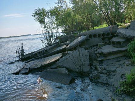 ​У речпорта в Сургуте неизвестные свалили в воду асфальт с арматурой