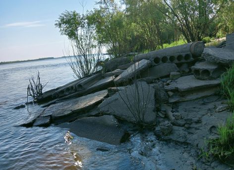 ​У речпорта в Сургуте неизвестные свалили в воду асфальт с арматурой