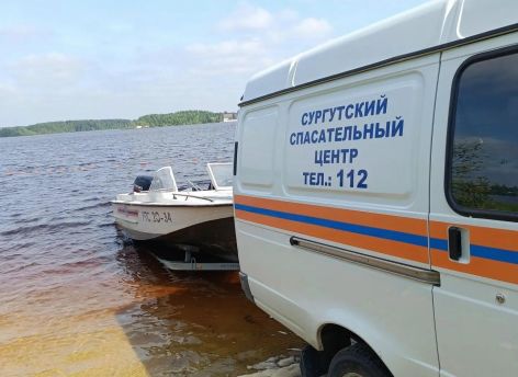 Сургутские спасатели вытащили из воды тонувшего мужчину