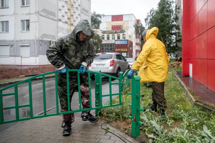В Сургуте старые ограждения уходят в переработку для гуманитарных нужд