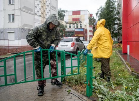В Сургуте старые ограждения уходят в переработку для гуманитарных нужд