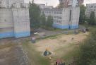​«Опять забор поменяли и все?»: сургутянка пожаловалась на старую детскую площадку у гимназии Салахова