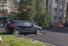 В Сургуте на Комсомольском проспекте новый асфальт положили вокруг припаркованной машины // ФОТОФАКТ
