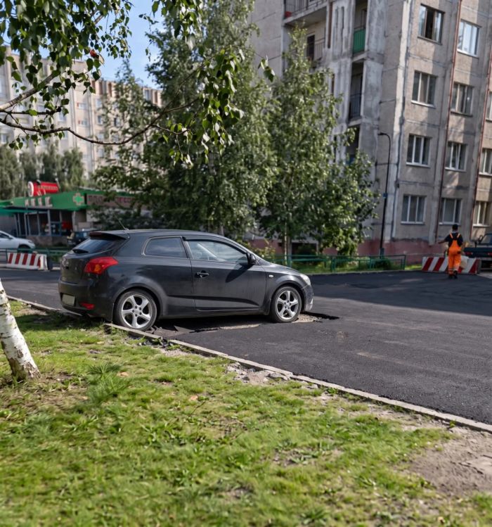 Власти Сургута ищут владельца машины, вокруг которой на парковке положили новый асфальт
