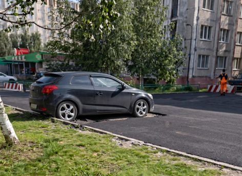 Власти Сургута ищут владельца машины, вокруг которой на парковке положили новый асфальт