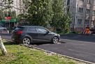 Власти Сургута ищут владельца машины, вокруг которой на парковке положили новый асфальт