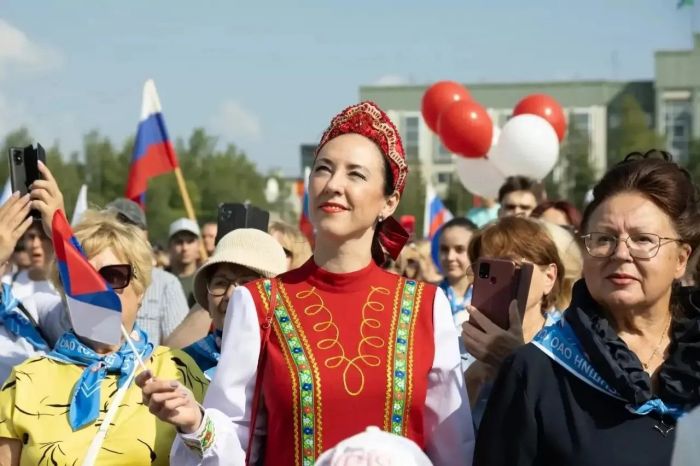 ​Сургутяне отметили День Государственного флага на нескольких городских площадках