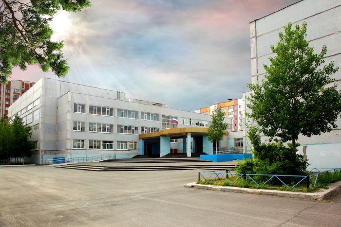​Ученики школы №44 в Сургуте начнут учебный год в пяти других школах – ранее в здании нашли трещины