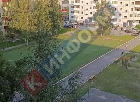 ​Во дворе на проспекте Мира в Сургуте сносят футбольную площадку // ВИДЕОФАКТ