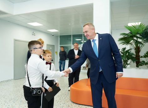 На День знаний в Когалыме открыли новую школу имени известного нефтяника