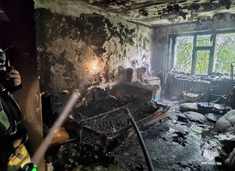 В Югре пожарные вытащили шестерых детей из горящей квартиры на третьем этаже