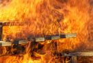 В сургутском СОТ «Пищевик» из-за пожара обрушилась кровля дачного дома и бани