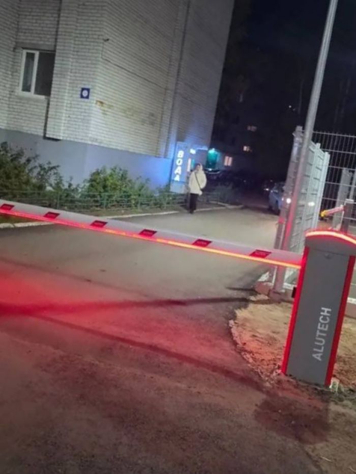 ​В Сургуте разгорелся спор из-за шлагбаума на улице Энтузиастов