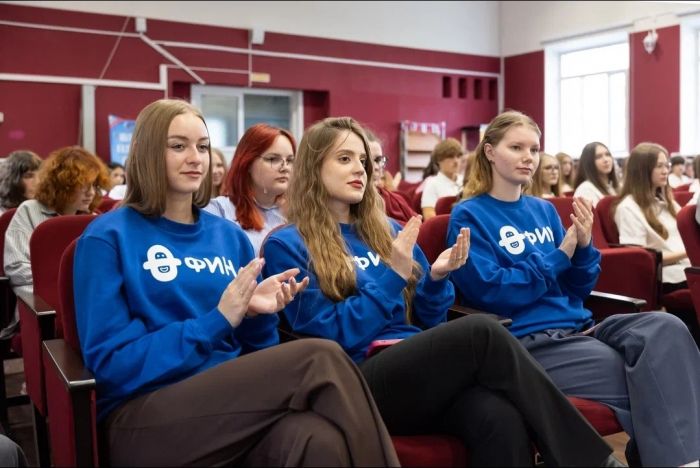 В одной из школ Югры 32 старшеклассника станут финансовыми волонтерами