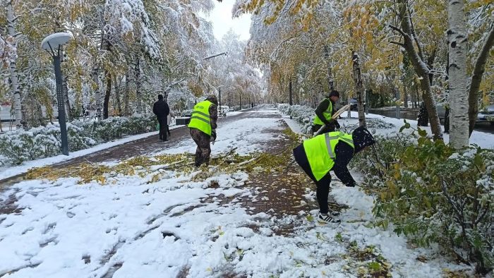 Службы Сургута почти устранили последствия непогоды после суток усиленной работы